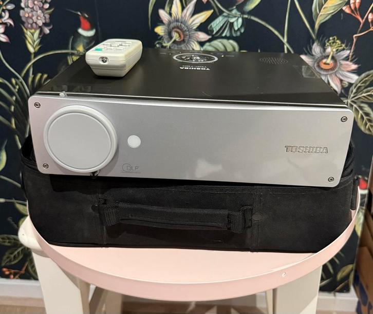 Toshiba TDP-T90 Beamer met afstandsbediening en draagtas, Audio, Tv en Foto, Beamers, Gebruikt, DLP, Ophalen of Verzenden