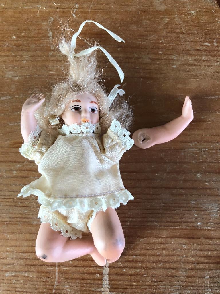 Oud brocante porseleinen mini popje arm los 10 cm, voor de p, Ophalen of Verzenden