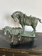 Twee bronzen Tang dynastie paarden, Antiek en Kunst, Verzenden