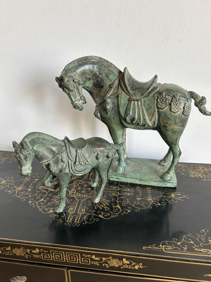 Twee bronzen Tang dynastie paarden, Antiek en Kunst, Kunst | Niet-Westerse kunst, Verzenden