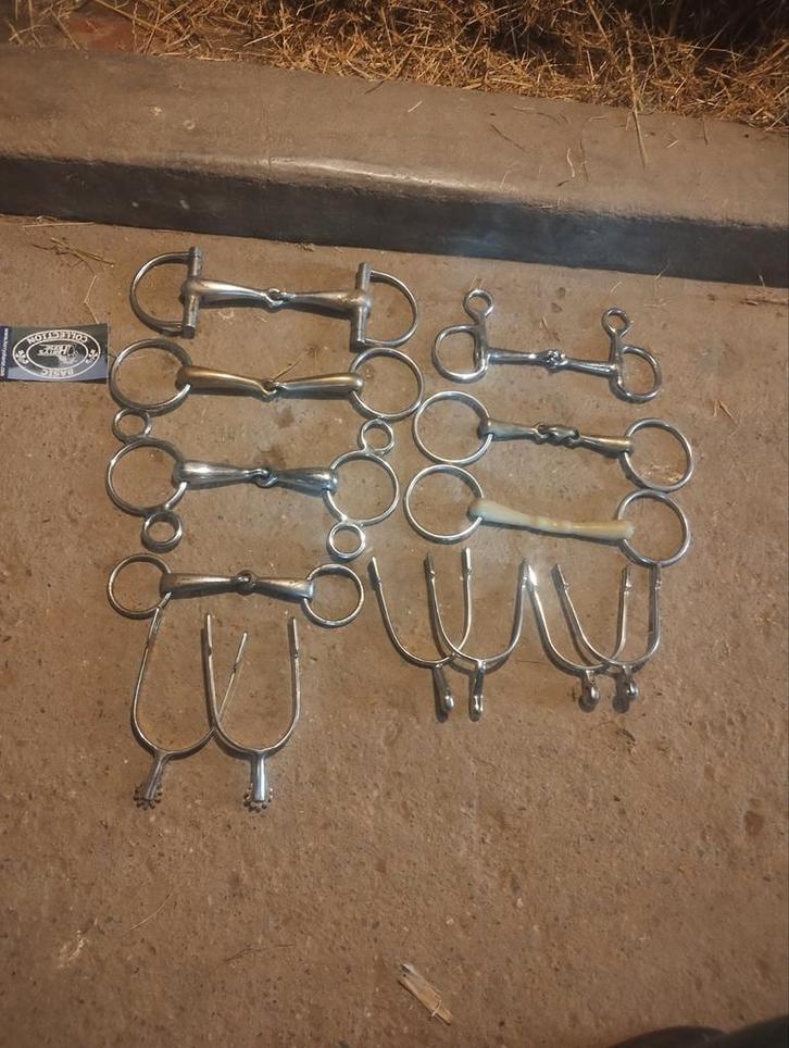 Verschillende bitten, Dieren en Toebehoren, Paarden en Pony's | Hoofdstellen en Tuigage, Zo goed als nieuw, Overige soorten, Ophalen of Verzenden