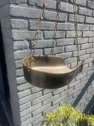 Antieke Bronsen Hangmand met Kettingen beschikbaar voor biedingen