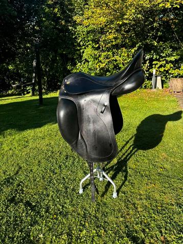 Kentaur Elektra dressuurzadel 18 inch – bieden vanaf €575 beschikbaar voor biedingen