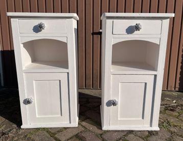 2x Brocante witte grenen houten nachtkastjes beschikbaar voor biedingen