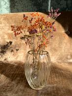 Vintage antieke lens of bullet vaas met lelietjes van daalen, Ophalen