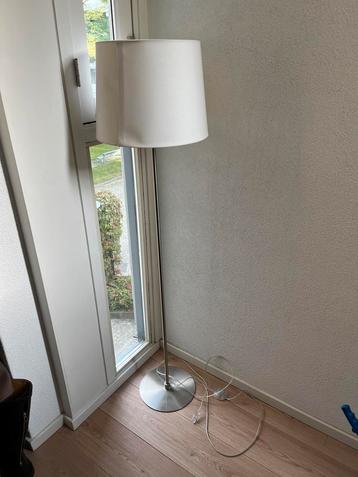 Mooie Staande Lamp - gratis ophalen beschikbaar voor biedingen