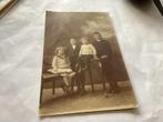 Oude foto van vier kinderen, Atelier Velox Maastricht, Verzamelen, Ophalen of Verzenden