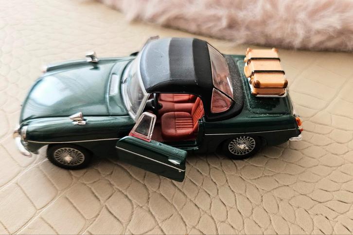 MGB 1 43 erg leuk gaaf schaalmodel  deuren kunnen open., Hobby en Vrije tijd, Modelauto's | 1:43, Auto, Overige merken, Ophalen of Verzenden