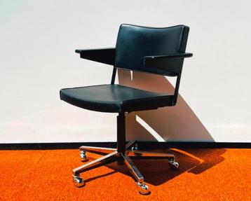 Armstoel Gispen [ Vintage 60s ] Bureaustoel beschikbaar voor biedingen