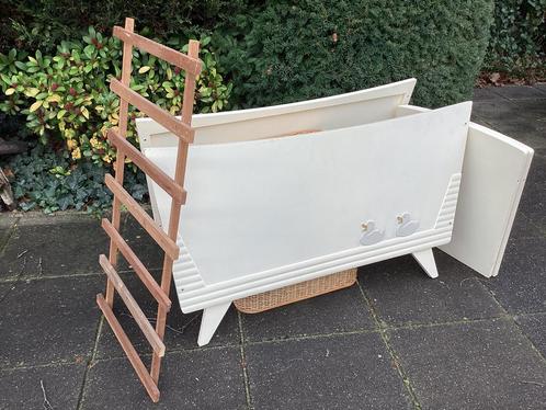 VINTAGE/RETRO: ledikantje en babystoeltje, Kinderen en Baby's, Kinderkamer | Overige Meubels, Gebruikt, Ophalen of Verzenden