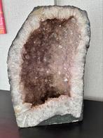 Amethist geode met goethiet-insluitsels UNIEK!, Ophalen, Mineraal