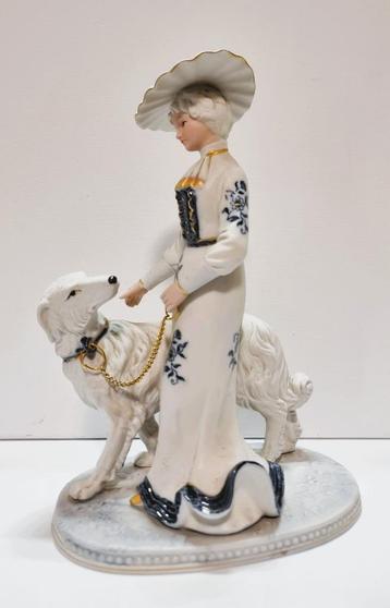Beeld in biscuit porselein, Dame met Windhond. beschikbaar voor biedingen