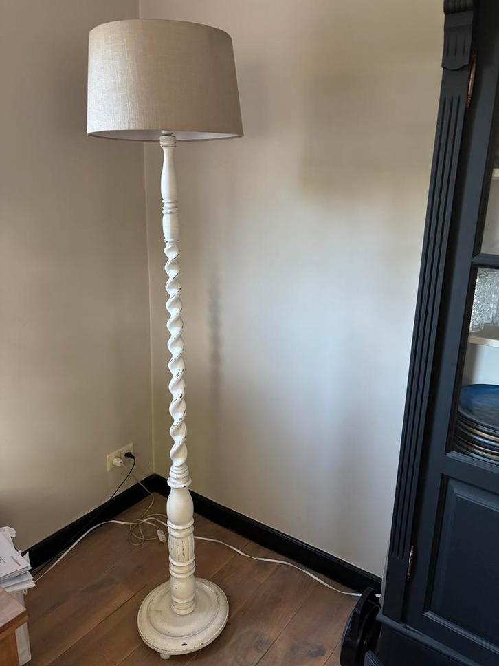 Witte Staande Lamp met Stoffen Kap, Huis en Inrichting, Lampen | Vloerlampen, Gebruikt, 150 tot 200 cm, Hout, Ophalen