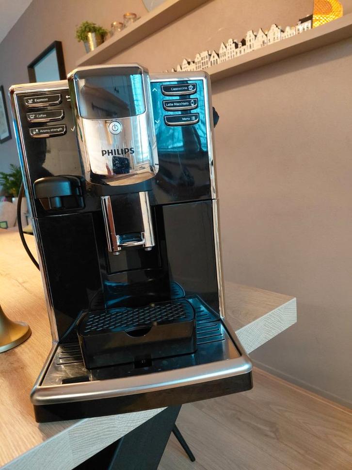 Philips EP5360 Koffie Machine, Witgoed en Apparatuur, Koffiezetapparaten, Zo goed als nieuw, Koffiebonen, Espresso apparaat, 2 tot 4 kopjes