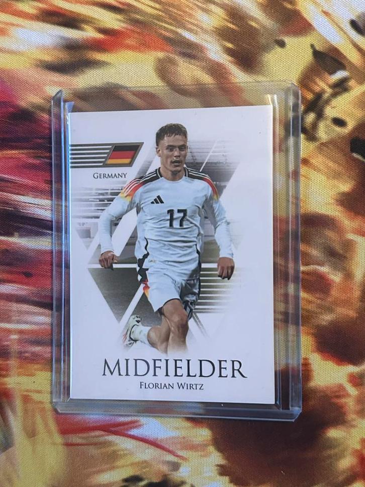 Futera unique world football 2024 Florian Wirtz 34/69, Hobby en Vrije tijd, Verzamelkaartspellen | Overige, Zo goed als nieuw