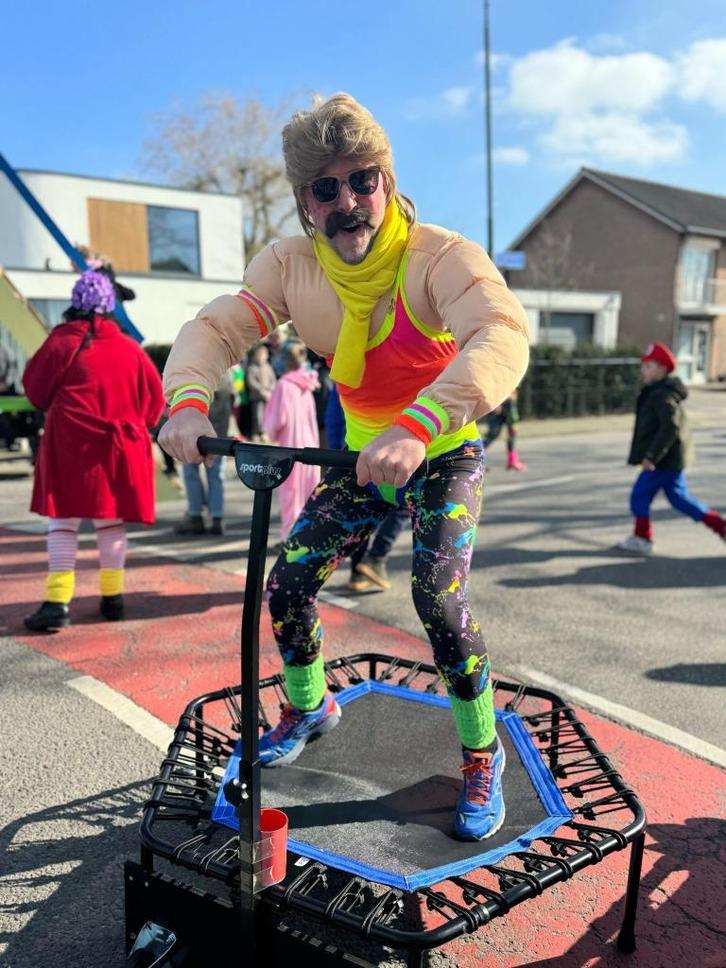 Loopgroep "In shape met .." trampolines, muziek, 14 pers, Kleding | Dames, Carnavalskleding en Feestkleding, Zo goed als nieuw