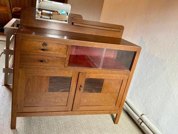 Antieke houten kast met spiegel en glasdeurtje beschikbaar voor biedingen