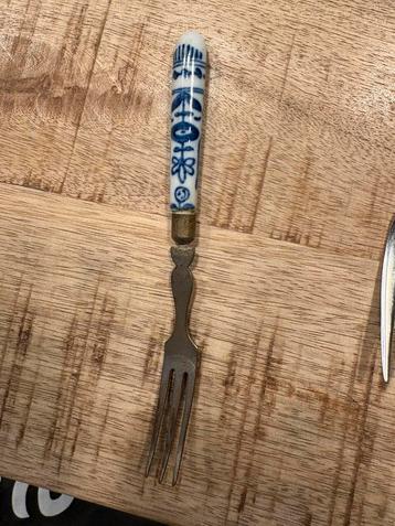 Antiek vorkje met Delfts blauw handvat beschikbaar voor biedingen