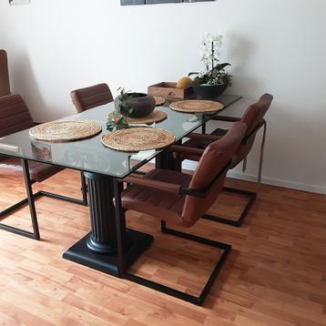 Eettafel  beschikbaar voor biedingen