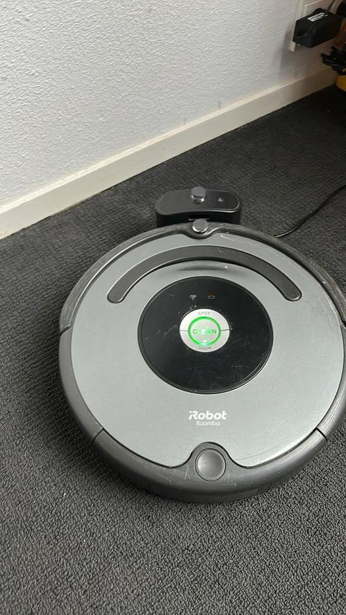 Stofzuigrobot Roomba 676 met app besturing, Witgoed en Apparatuur, Stofzuigers, Zo goed als nieuw, Robotstofzuiger, Minder dan 1200 watt