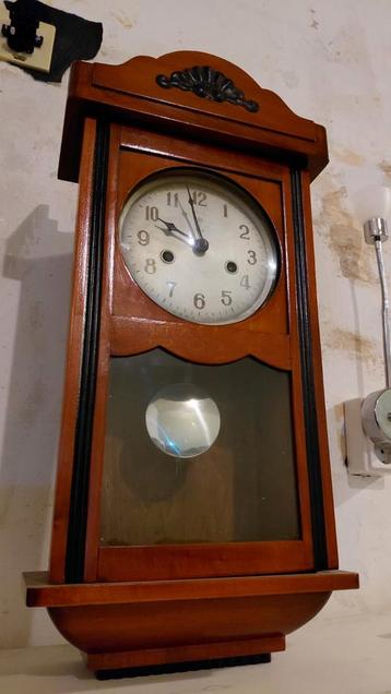 Antieke Wandklok met Slinger en dong beschikbaar voor biedingen