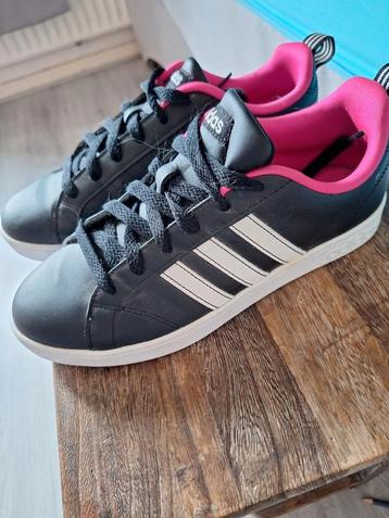 Dames adidas schoenen beschikbaar voor biedingen