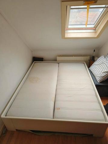 Matrassen + Bedframe + bodems  beschikbaar voor biedingen