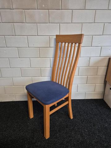 Set van 4 houten stoelen beschikbaar voor biedingen