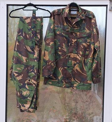 Camouflage outfit: Jas, broek, riem. Maat M/L beschikbaar voor biedingen