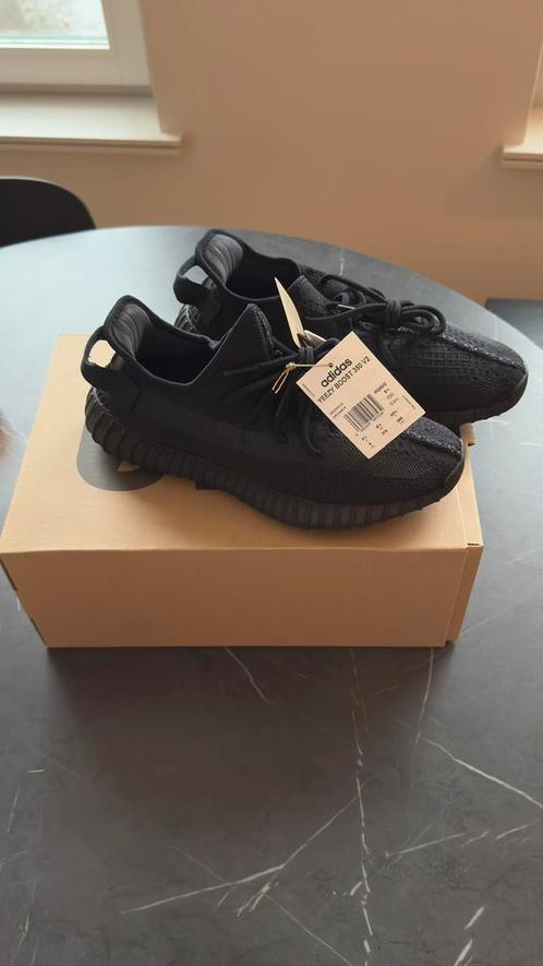Adidas Yeezy Boost 350 V2 | Maat 42 2/3 | Deadstock | HQ4540, Kleding | Heren, Schoenen, Nieuw, Sneakers of Gympen, Zwart, Ophalen of Verzenden