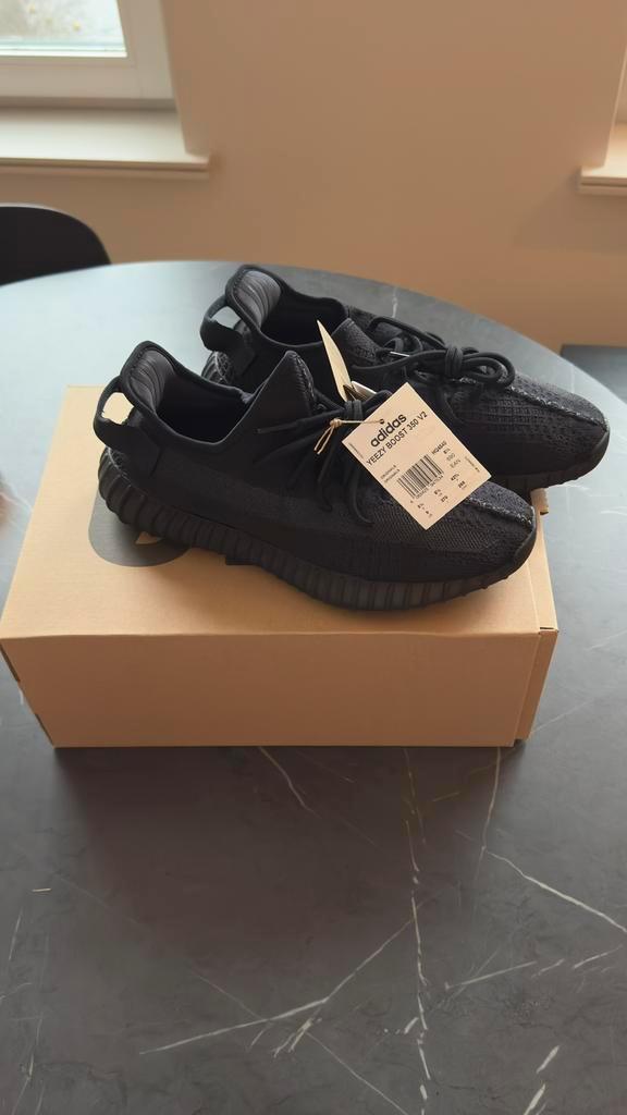 Adidas Yeezy Boost 350 V2 | Maat 42 2/3 | Deadstock | HQ4540, Kleding | Heren, Schoenen, Nieuw, Sneakers of Gympen, Zwart, Ophalen of Verzenden