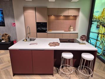 Sevilla Koraal met stoer roestrood! Mooie eilandkeuken! beschikbaar voor biedingen