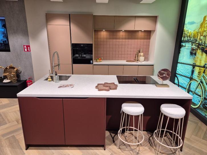 Sevilla Koraal met stoer roestrood! Mooie eilandkeuken!, Huis en Inrichting, Keuken | Complete keukens, Nieuw, Overige typen, Rood