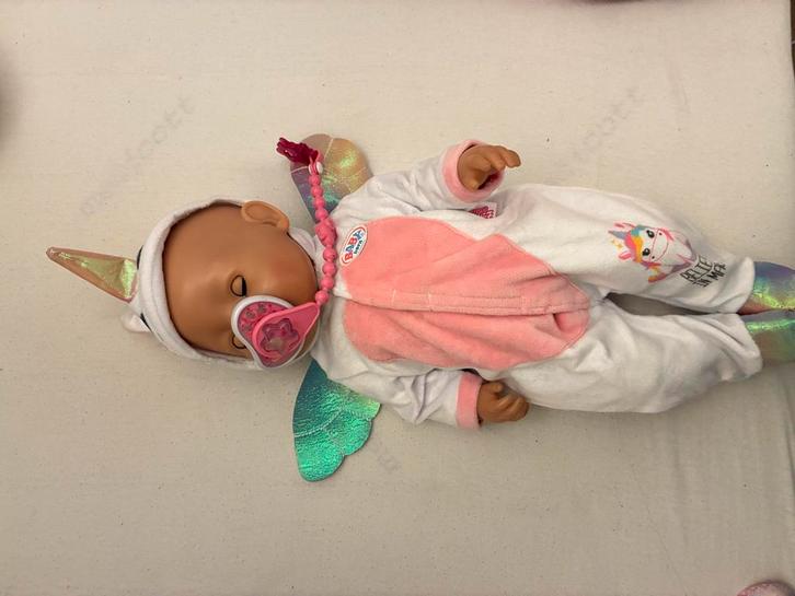 Baby Born Unicorn Onesie - 43 cm Pop met Kleding, Kinderen en Baby's, Speelgoed | Poppen, Zo goed als nieuw, Babypop, Ophalen of Verzenden