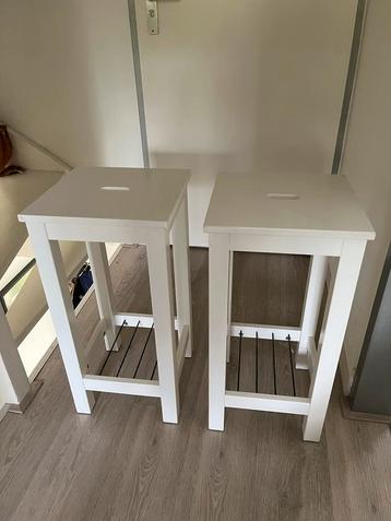 Witte houten nachtkastjes (2 stuks) beschikbaar voor biedingen