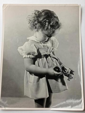 Vintage Foto Baehr Meisje met Speelgoed beschikbaar voor biedingen