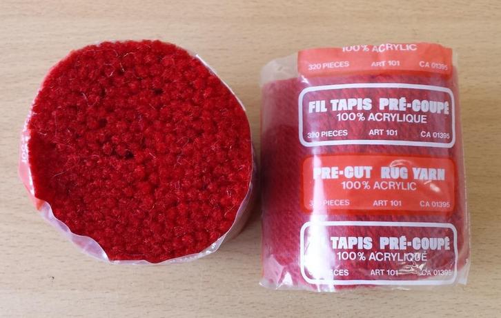 Cupjes Acryl Tapijt Garen - kleur 609 - rood - 2 stuks, Hobby en Vrije tijd, Borduren en Borduurmachines, Nieuw, Borduurgaren of Zijde