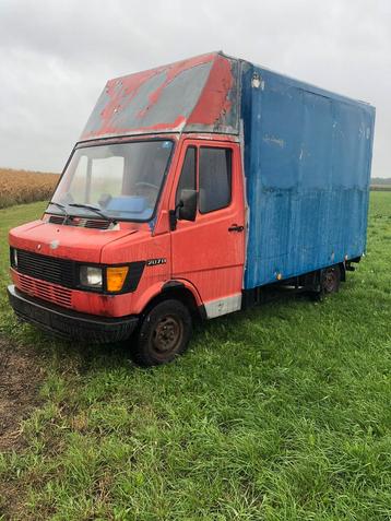 Mercedes 207D 1982, oud meubelbakje, opknapper, duits kent beschikbaar voor biedingen