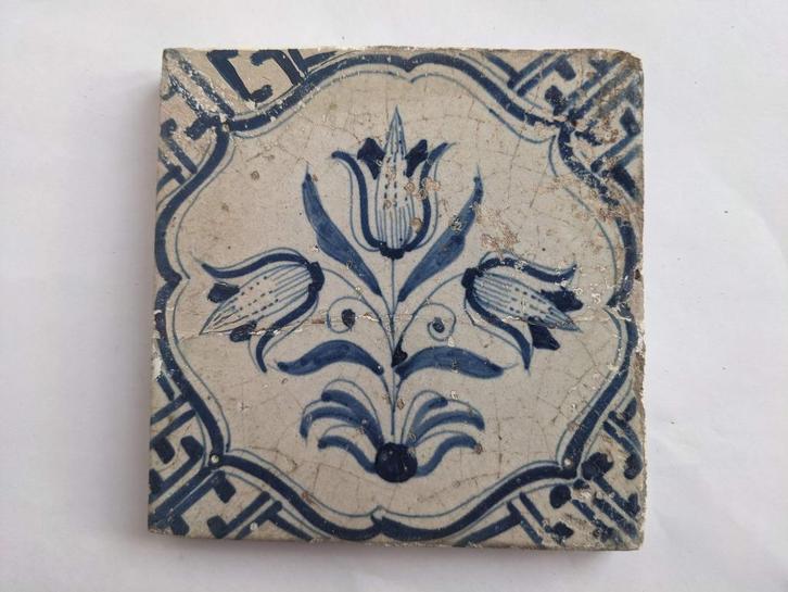 Antieke Delfts blauwe tegel – tulp in cartouche (17e eeuw), Antiek en Kunst, Antiek | Wandborden en Tegels, Ophalen of Verzenden