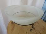 vintage witte glazen schaal ingegoten figuren met standaard, Gebruikt, Schaal, Rond, Ophalen of Verzenden