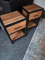 Nieuwe set van 2 houten nachtkastjes met metalen frame, Huis en Inrichting, Slaapkamer | Nachtkastjes, Ophalen, Nieuw, 55 tot 70 cm