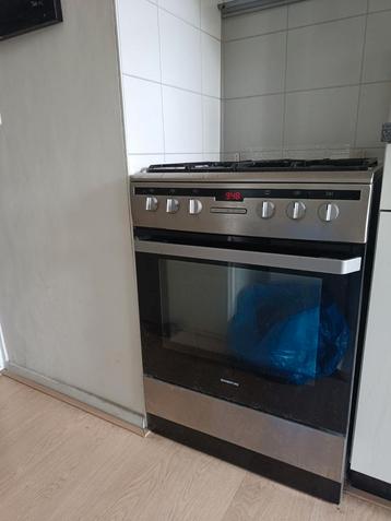 Gasfornuis met elektrische oven en andere keukenapparatuur  beschikbaar voor biedingen
