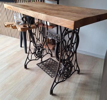 Industrieel sidetable met een massief mango houten blad beschikbaar voor biedingen