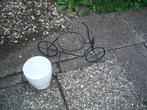 decoratie klein ijzeren  fietsje met wit stenen bloempot, Ophalen, Tuin, Zo goed als nieuw, Minder dan 25 cm