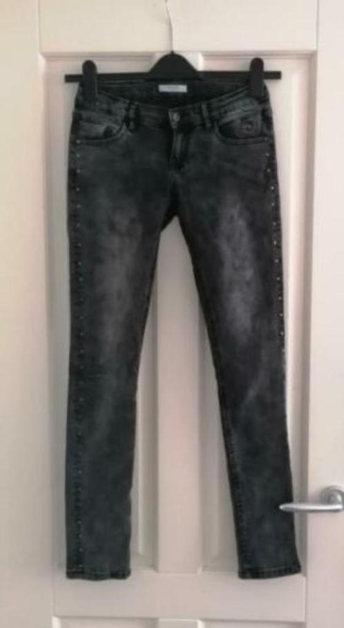 Nik & Nik by Nikkie grijs / zwarte jeans met studs 164 26421, Kinderen en Baby's, Kinderkleding | Maat 164, Zo goed als nieuw