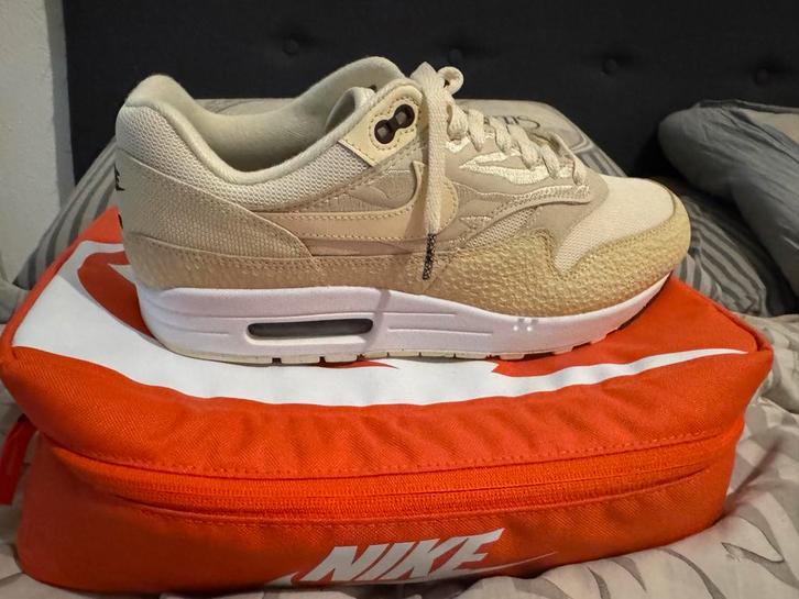 Nike Air Max 1 Coconut Milk (WMNS) 45, Kleding | Dames, Schoenen, Zo goed als nieuw, Sneakers of Gympen, Beige, Ophalen of Verzenden