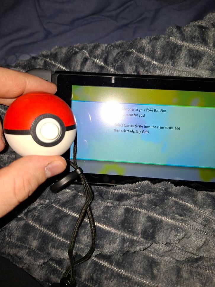 Poké Ball Plus met Mew - Nintendo Switch, Spelcomputers en Games, Spelcomputers | Nintendo Consoles | Accessoires, Zo goed als nieuw