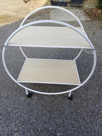 prachtige retro tafeltje beschikbaar voor biedingen