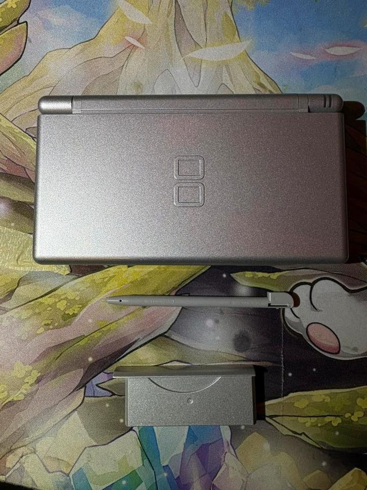 Nintendo ds lite grijs, Spelcomputers en Games, Spelcomputers | Nintendo DS, Zo goed als nieuw, DS Lite, Zilver, Ophalen of Verzenden