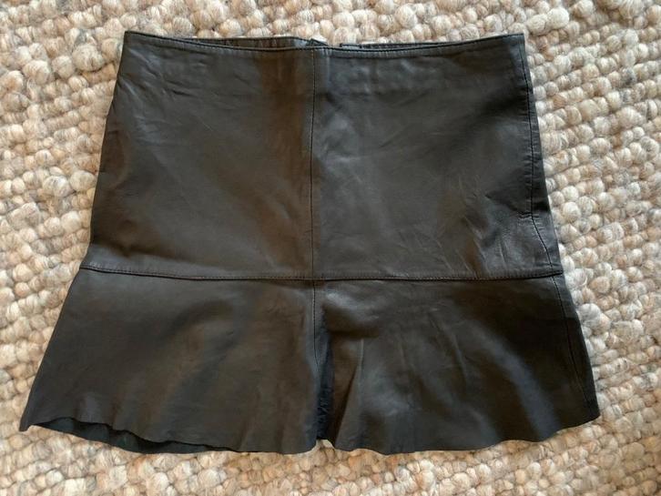 Opruimen ivm verhuizing... Minimum lamsleer rokje maat 34, Kleding | Dames, Rokken, Zo goed als nieuw, Maat 34 (XS) of kleiner
